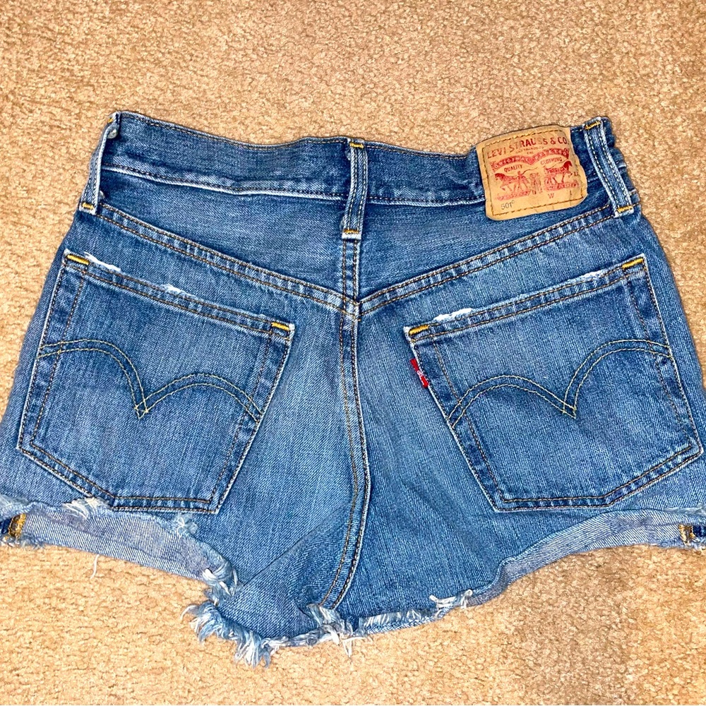 Levi 501 shorts size 25  *FREE GIFT W/ PURCHASE*